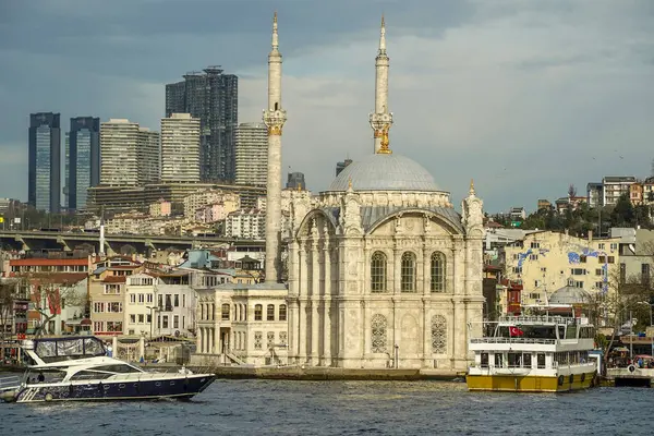 İstanbul 'dan Ortakoy Camii Manzarası, İstanbul Türkiye, İstanbul gezisi