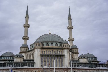 İstanbul Cumhuriyet Anıtı önündeki Taksim Meydanı Camii