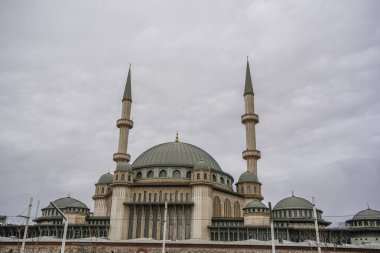 İstanbul Cumhuriyet Anıtı önündeki Taksim Meydanı Camii