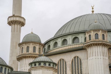 İstanbul Cumhuriyet Anıtı önündeki Taksim Meydanı Camii