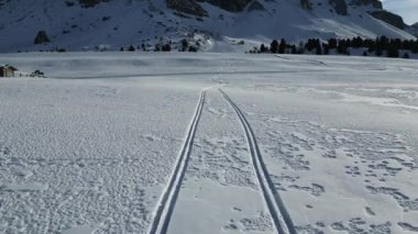 Dolomitler üzerindeki kar, kış mevsimi panorama manzaralı hava aracı görüntülerinde hava manzarası.