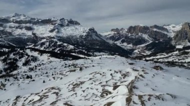 Dolomitler üzerindeki kar, kış mevsimi panorama manzaralı hava aracı görüntülerinde hava manzarası.