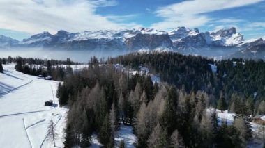 Dolomitler üzerindeki kar, kış mevsimi panorama manzaralı hava aracı görüntülerinde hava manzarası.
