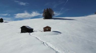 Dolomitler üzerindeki kar, kış mevsimi panorama manzaralı hava aracı görüntülerinde hava manzarası.