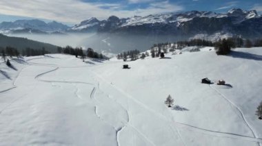 Dolomitler üzerindeki kar, kış mevsimi panorama manzaralı hava aracı görüntülerinde hava manzarası.