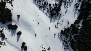 Dolomitler üzerindeki kar, kış mevsimi panorama manzaralı hava aracı görüntülerinde hava manzarası.