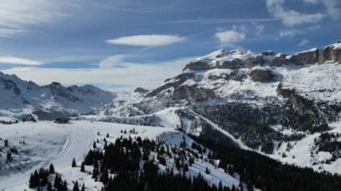Dolomitler üzerindeki kar, kış mevsimi panorama manzaralı hava aracı görüntülerinde hava manzarası.