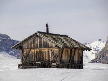 Dolomitler kar manzarası ahşap kulübe val badia Armentarola tepesi