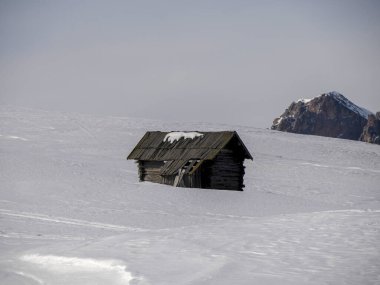 Dolomitler kar manzarası ahşap kulübe val badia Armentarola tepesi