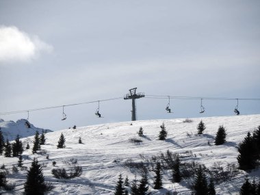 Kros kayak izleri dolomitler kar panorama manzarası ahşap kulübe val Badia Armentarola Tepesi