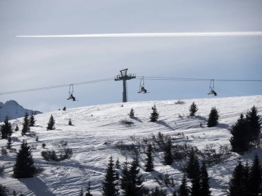 Kros kayak izleri dolomitler kar panorama manzarası ahşap kulübe val Badia Armentarola Tepesi
