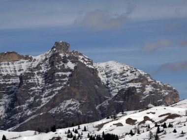 Bir dağ Dolomitler kar panorama val badia vadisi