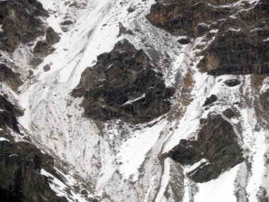 biraz kaya ve kar Fanes dağına düşüyor Dolomitler kış manzarası