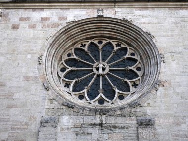 San Vigilio Dome Gotik tarzı Ortaçağ Katedrali 'nin gül penceresinin bir ayrıntısı, Trento, İtalya