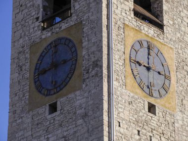 San Vigilio Dome Gotik tarzı Ortaçağ Katedrali 'nin saat kulesi, Trento, İtalya