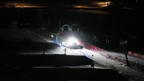 Snowcat Gaat Nachts Bergafwaarts Met Het Voorbereiden Van Skipistes — Stockvideo
