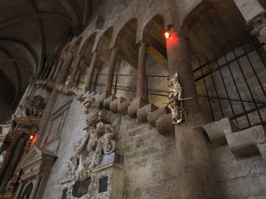 TRENTO, ITALY- 11 Şubat 2024: Trentino-Alto Adige bölgesindeki San Vigilio Katedrali.