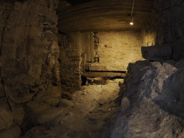 TRENTO, ITALY- 11 Şubat 2024: Trentino-Alto Adige bölgesindeki San Vigilio Katedrali 'nin içi. Paleohristiyan bazilkası arkeolojik mezar.