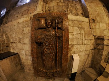 TRENTO, ITALY- 11 Şubat 2024: Trentino-Alto Adige bölgesindeki San Vigilio Katedrali 'nin içi. Piskopos Giorgio 'nun PaleoChristian Bazilca arkeolojik mezarlığı.