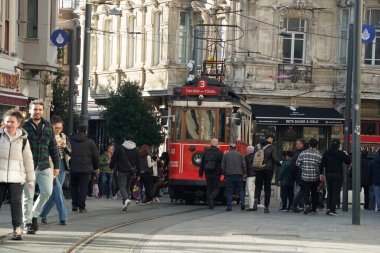 İSTANBUL, TURKEY - 5 HAZİRAN 2022: İstanbul 'un en ünlü caddelerinden birinden geçen tarihi kırmızı tramvay - İstiklal Caddesi, Taksim bölgesi.