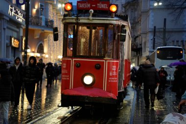 İSTANBUL, TURKEY - 5 HAZİRAN 2022: İstanbul 'un en ünlü caddelerinden birinden geçen tarihi kırmızı tramvay - İstiklal Caddesi, Taksim bölgesi.