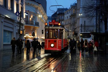 İSTANBUL, TURKEY - 5 HAZİRAN 2022: İstanbul 'un en ünlü caddelerinden birinden geçen tarihi kırmızı tramvay - İstiklal Caddesi, Taksim bölgesi.
