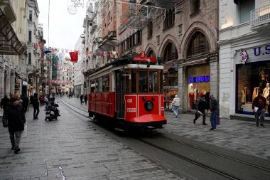 İSTANBUL, TURKEY - 5 HAZİRAN 2022: İstanbul 'un en ünlü caddelerinden birinden geçen tarihi kırmızı tramvay - İstiklal Caddesi, Taksim bölgesi.