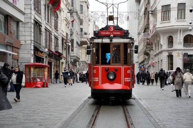 İSTANBUL, TURKEY - 5 HAZİRAN 2022: İstanbul 'un en ünlü caddelerinden birinden geçen tarihi kırmızı tramvay - İstiklal Caddesi, Taksim bölgesi.