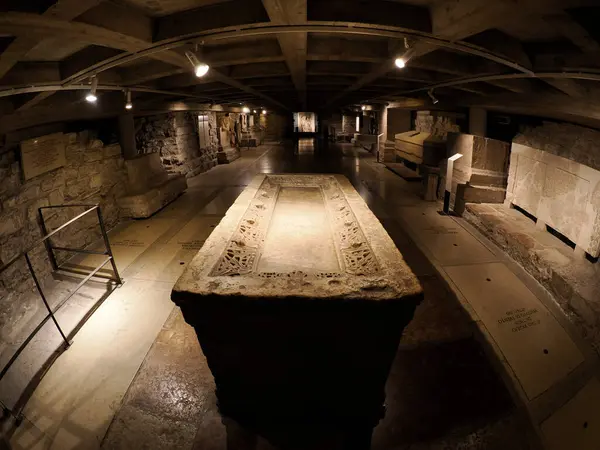 TRENTO, ITALY- 11 Şubat 2024: Trentino-Alto Adige bölgesindeki San Vigilio Katedrali 'nin içi. Paleohristiyan bazilkası arkeolojik mezar.