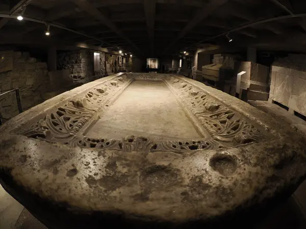 TRENTO, ITALY- 11 Şubat 2024: Trentino-Alto Adige bölgesindeki San Vigilio Katedrali 'nin içi. Paleohristiyan bazilkası arkeolojik mezar.