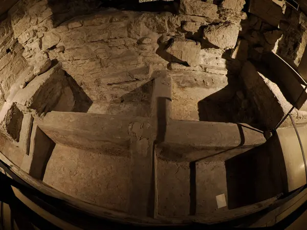 TRENTO, ITALY- 11 Şubat 2024: Trentino-Alto Adige bölgesindeki San Vigilio Katedrali 'nin içi. Paleohristiyan bazilkası arkeolojik mezar.