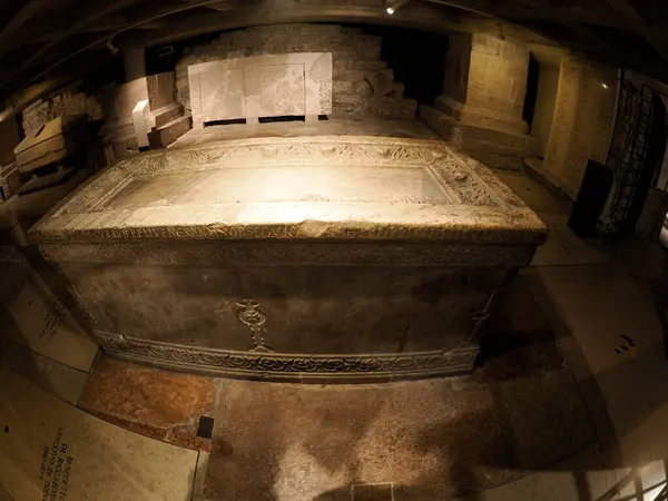 TRENTO, ITALY- 11 Şubat 2024: Trentino-Alto Adige bölgesindeki San Vigilio Katedrali 'nin içi. Paleohristiyan bazilkası arkeolojik mahzen San Vigilio lahiti.