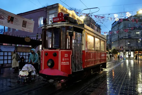 İSTANBUL, TURKEY - 5 HAZİRAN 2022: İstanbul 'un en ünlü caddelerinden birinden geçen tarihi kırmızı tramvay - İstiklal Caddesi, Taksim bölgesi.