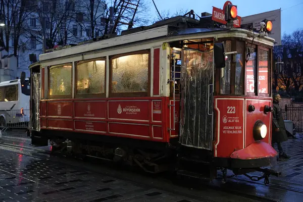 İSTANBUL, TURKEY - 5 HAZİRAN 2022: İstanbul 'un en ünlü caddelerinden birinden geçen tarihi kırmızı tramvay - İstiklal Caddesi, Taksim bölgesi.
