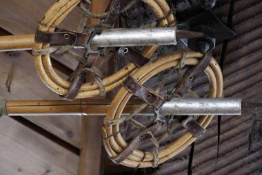 Bir çift eski tahta kayak sopası.