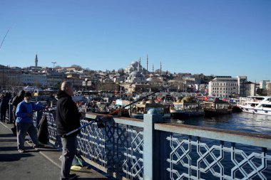 İSTANBUL, TURKEY - 5 HAZİRAN 2024 Galata Köprüsü 'nde balık tutan insanlar. Elinde olta olan bir sürü insan..