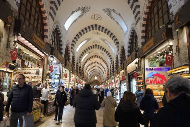 İSTANBUL, TÜRKEYE - 6 Ocak 2024 'te İstanbul' da. İnsanlar, sahte moda, mücevher, baharat ve mallarla ünlü antik çarşıda alışveriş ve yürüyüş yapıyorlardı..