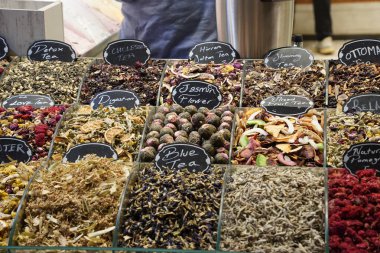 İSTANBUL, TÜRKEYE - 6 Ocak 2024 'te İstanbul' da. İnsanlar, sahte moda, mücevher, baharat ve mallarla ünlü antik çarşıda alışveriş ve yürüyüş yapıyorlardı..