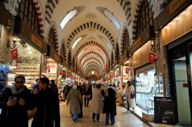 İSTANBUL, TÜRKEYE - 6 Ocak 2024 'te İstanbul' da. İnsanlar, sahte moda, mücevher, baharat ve mallarla ünlü antik çarşıda alışveriş ve yürüyüş yapıyorlardı..