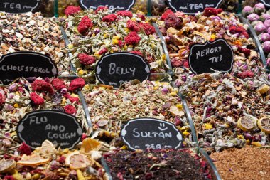 İSTANBUL, TÜRKEYE - 6 Ocak 2024 'te İstanbul' da. İnsanlar, sahte moda, mücevher, baharat ve mallarla ünlü antik çarşıda alışveriş ve yürüyüş yapıyorlardı..