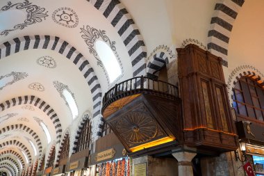 İSTANBUL, TÜRKEYE - 6 Ocak 2024 'te İstanbul' da. İnsanlar, sahte moda, mücevher, baharat ve mallarla ünlü antik çarşıda alışveriş ve yürüyüş yapıyorlardı..