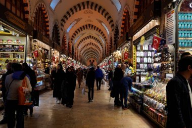 İSTANBUL, TÜRKEYE - 6 Ocak 2024 'te İstanbul' da. İnsanlar, sahte moda, mücevher, baharat ve mallarla ünlü antik çarşıda alışveriş ve yürüyüş yapıyorlardı..