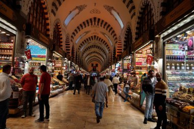 İSTANBUL, TÜRKEYE - 6 Ocak 2024 'te İstanbul' da. İnsanlar, sahte moda, mücevher, baharat ve mallarla ünlü antik çarşıda alışveriş ve yürüyüş yapıyorlardı..