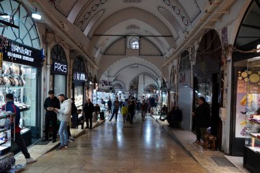 İSTANBUL, TÜRKEYE - 6 Ocak 2024 'te İstanbul' da. İnsanlar, sahte moda, mücevher, baharat ve mallarla ünlü antik çarşıda alışveriş ve yürüyüş yapıyorlardı..