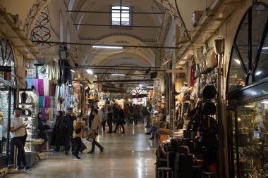 İSTANBUL, TÜRKEYE - 6 Ocak 2024 'te İstanbul' da. İnsanlar, sahte moda, mücevher, baharat ve mallarla ünlü antik çarşıda alışveriş ve yürüyüş yapıyorlardı..