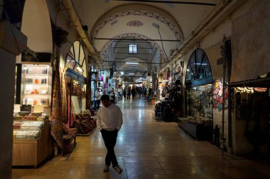 İSTANBUL, TÜRKEYE - 6 Ocak 2024 'te İstanbul' da. İnsanlar, sahte moda, mücevher, baharat ve mallarla ünlü antik çarşıda alışveriş ve yürüyüş yapıyorlardı..