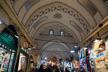 İSTANBUL, TÜRKEYE - 6 Ocak 2024 'te İstanbul' da. İnsanlar, sahte moda, mücevher, baharat ve mallarla ünlü antik çarşıda alışveriş ve yürüyüş yapıyorlardı..