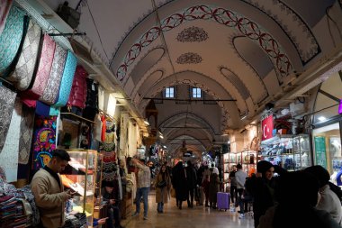 İSTANBUL, TÜRKEYE - 6 Ocak 2024 'te İstanbul' da. İnsanlar, sahte moda, mücevher, baharat ve mallarla ünlü antik çarşıda alışveriş ve yürüyüş yapıyorlardı..