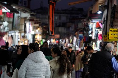 İSTANBUL, TÜRKEYE - 6 Ocak 2024 'te İstanbul' da. İnsanlar, sahte moda, mücevher, baharat ve mallarla ünlü antik çarşıda alışveriş ve yürüyüş yapıyorlardı..