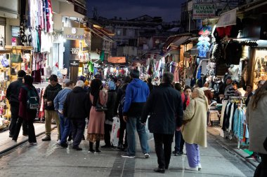 İSTANBUL, TÜRKEYE - 6 Ocak 2024 'te İstanbul' da. İnsanlar, sahte moda, mücevher, baharat ve mallarla ünlü antik çarşıda alışveriş ve yürüyüş yapıyorlardı..